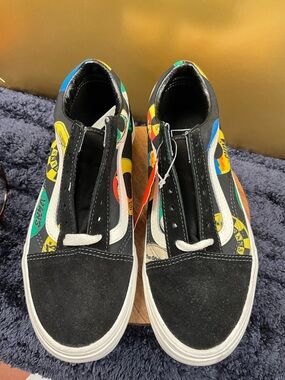 Vans Men/Kids Black Slip-On Sneakers with Multi-Color Badge Print US WOMEN 6